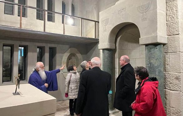 Die württembergische Delegation lernte eine ganz besondere Form der interreligiösen Zusammenarbeit kennen: Hinter der Apsis der „Kathedrale des Friedens“ der Baptisten sind eine Moschee und eine Synagoge untergebracht.  