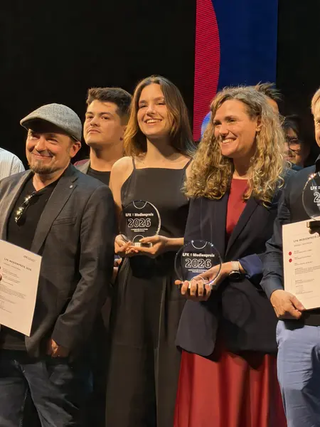 Verleihung LfK Medienpreis 2026. V.l.n.r.: Jan Hanicz (mit Mütze), Kira Geiss, Juliane Eberwein
