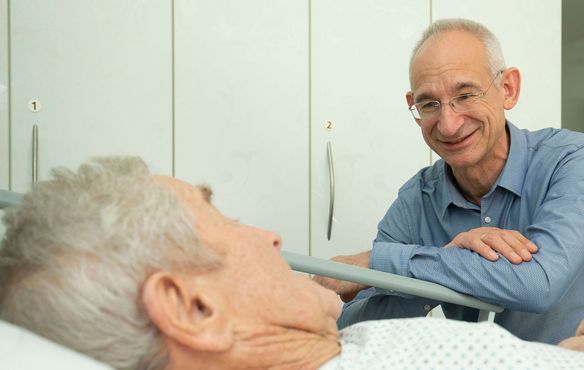 Seelsorge im Klinikum Stuttgart: Pastoralreferent Stefan Pfeifer im Gespräch. 