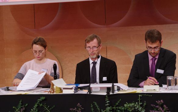 Das Präsidium zu Beginn des zweiten Sitzungstages: Vizepräsident Johannes Eißler wird unterstützt von Prisca Steeb und Andreas Wündisch.
