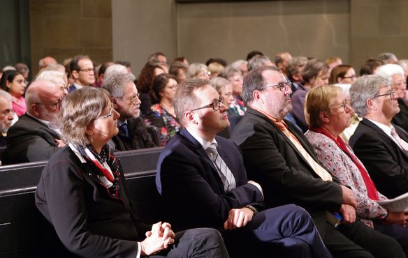 Aufmerksam lauschen die Gottesdienst-Teilnehmer der Predigt von Landesbischof July.