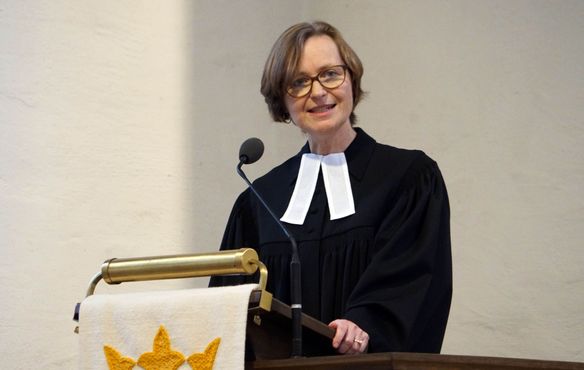 Die neue Oberkirchenrätin Kathrin Nothacker predigt während des Gottesdienstes zu ihrer Amtseinführung.