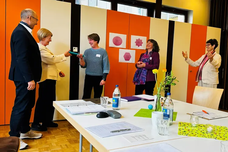 Stabübergabe vom alten an das neue Leitungsteam der PPiW: (von links) Albrecht Bühler, Angelika Reusch, Veronika Laudien (neues Leitungsteam), Cornelia Mutschler-Hauff (bisher 1. Vorsitzende) und Angelika Reusch (bisher 2. Vorsitzende). Zum neuen Leitungsteam gehört zudem Verena Mack (nicht im Bild).