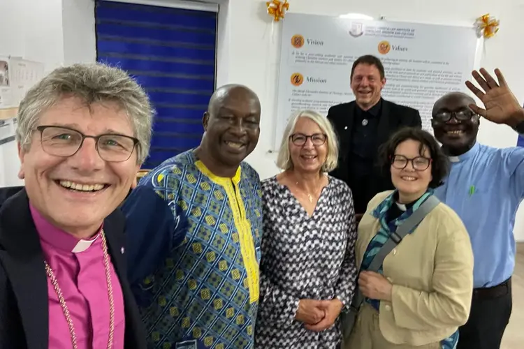 V.l.n.r.: Landesbischof Ernst-Wilhelm Gohl, Johnson Mbillah, Gabriela Gohl, Georg Meyer, Dr. Christine Keim, Andrew Odjawo