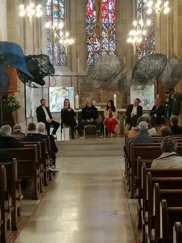 Bei der Podiumsdiskussion (v.l.n.r.): Alexander Stölzle (Stadtpfarrer), Stephanie Abben (Künstlerin), 
Ralf Kaudel (Geist&amp;Geld e.V.), Katrin Steinhülb Joos MdL (SPD-Landtagsabgeordnete für Bad Cannstatt), Bernd-Marcel Löffler (Bezirksvorsteher Stuttgart-Bad Cannstatt)