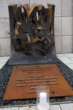 Das von den Synodalen überbrachte Licht vor der Skulptur des brennenden Dornbusches.