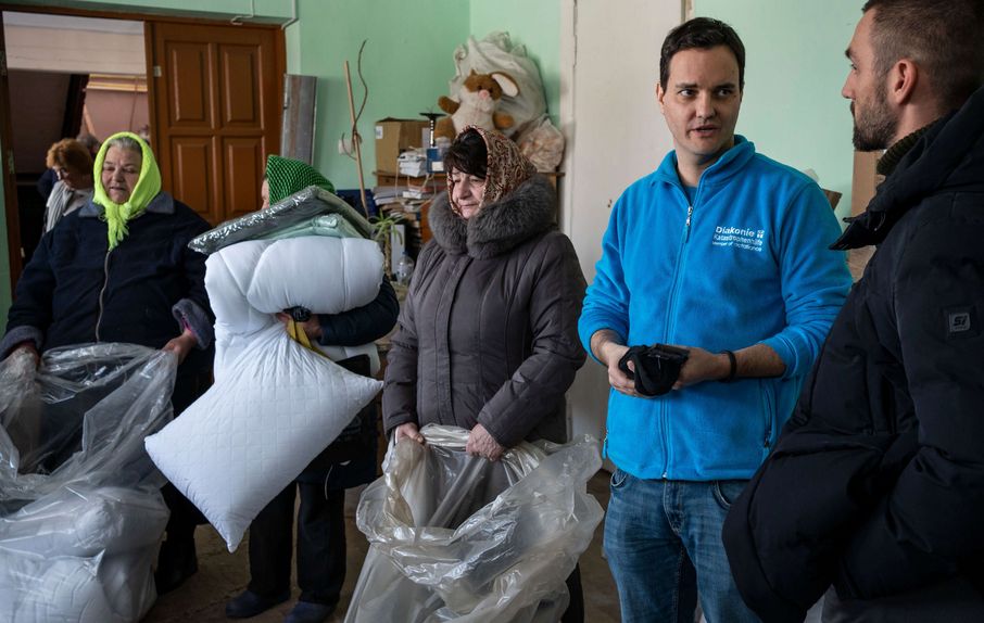Pragrammkoordinator Mario Göb spricht mit Helfern während der Verteilung von Winterhilfe