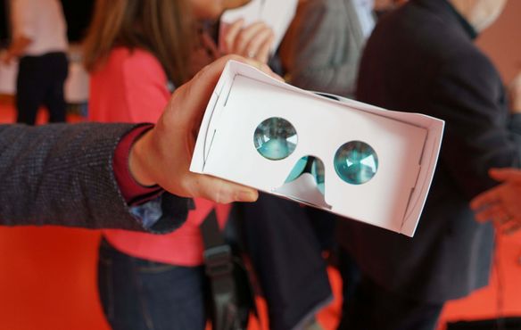 VR-Brillen müssen keine technisch hochkomplizierten Geräte sein: In Cardboxen können einfach die Handys die nötigen Bilder liefern.
