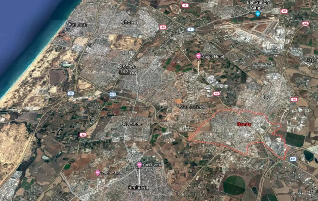 Die küstennahe Region rund um Ramla. Am oberen Bildrand ist der Ben-Gurion-Flughafen, der größte Airport Israels, zu erkennen.
