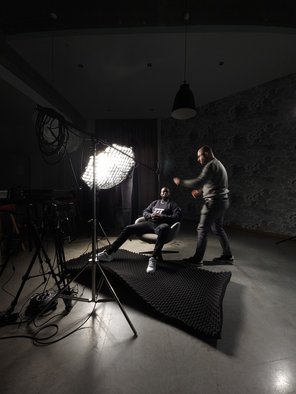 Rapper Sugar MMFK im Drehset zusammen mit Kameramann