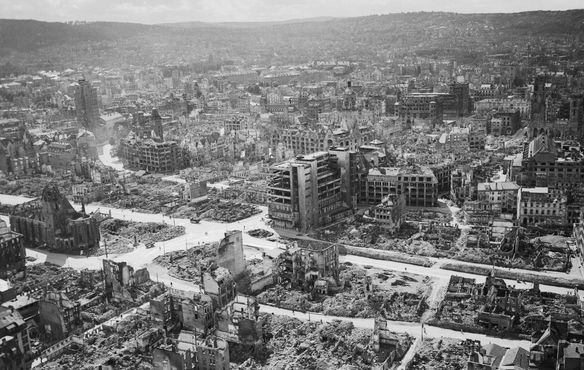 Die zerstörte Stuttgarter Innenstadt aus der Sicht einer britischen Bomberbesatzung.