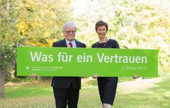 Kirchentagspräsident Hans Leyendecker und Julia Helmke, die Generalsekretärin des Deutschen Evangelischen Kirchentags, präsentieren die Losung „Was für ein Vertrauen".