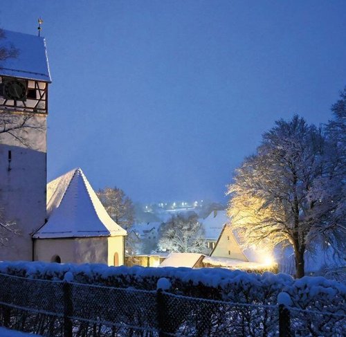 Martinskirche in Zainingen, abends, Schnee
