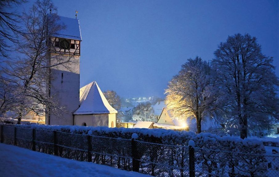 Die verschneite Martinskirche in Zainingen am Abend. 