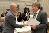 Verleihung Silberne Brenz-Medaille an Fritz Schuller (l.) durch Landesbischof Ernst-Wilhelm Gohl (r.)