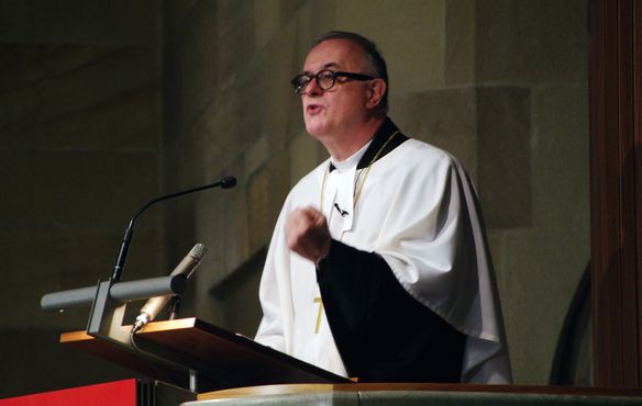 Landesbischof Dr. h. c. Frank Otfried July während seiner Predigt in der Stiftskirche.