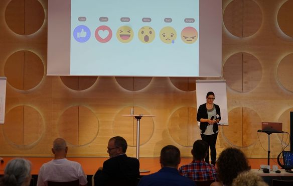 Nadja Golitschek, Social-Media-Referentin im Evangelischen Medienhaus, gab Tipps und Hinweise, wie Kirchengemeinden auf Facebook, Twitter oder Instagram Reichweite aufbauen können.