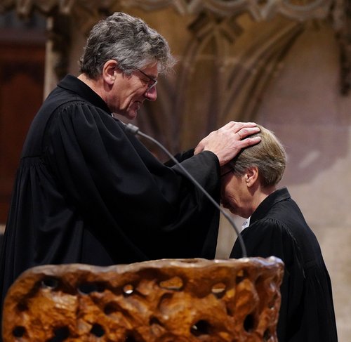 Landesbischof Ernst-Wilhelm Gohl entpflichtet Prälatin Gabriele Wulz