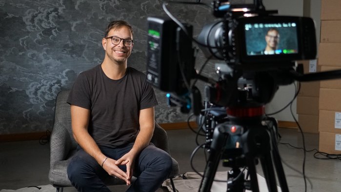 Pfarrer Nicolai Opifanti sitzend vor der Kamera