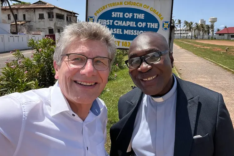 Landesbischof Gohl mit Ökumene-Referent Dr. Andrew Odjawo auf dem Platz der ersten Kirche der Basler Mission