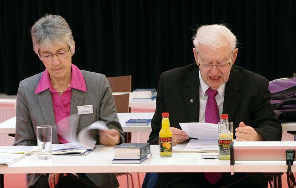 Die frühere Synoden-Präsidentin Christel Hausding und Altbischof Gerhard Maier nahmen als Gäste am zweiten Synodentag teil.