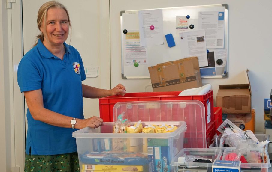 Antje Weber, Leiterin der Bahnhofsmission Stuttgart, zeigt Spenden.