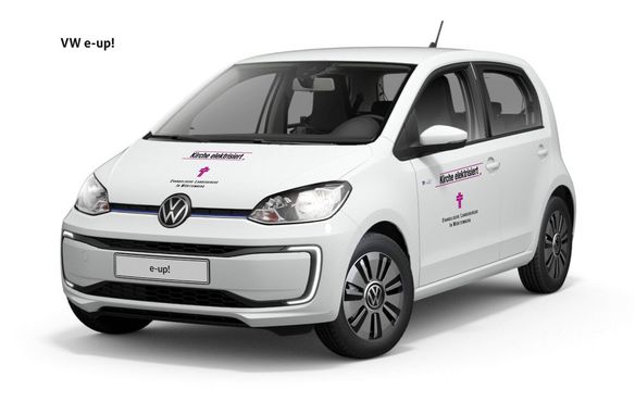 Der VW E-Up von vorne mit dem Logo „Kirche elektrisiert“.