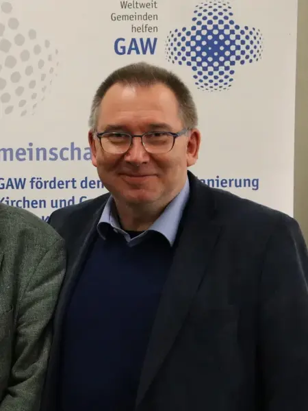 Pétur Thorsteinsson (rechts) und die früheren Geschäftsführer des GAW Württemberg Michael Proß (links) und Ulrich Hirsch (Mitte) Diakon Pétur Thorsteinsson