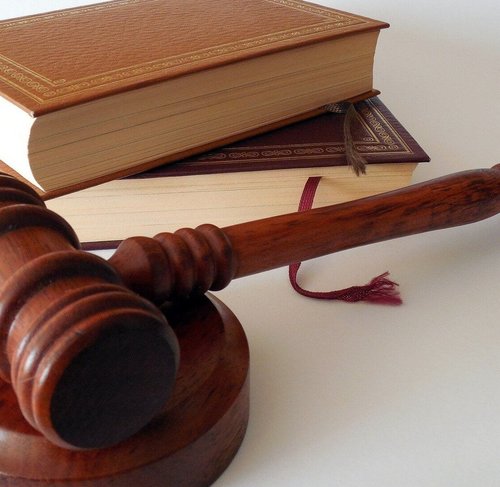 Themenbild Gesetz Recht Richter Jura Hammer Bücher Gerechtigkeit