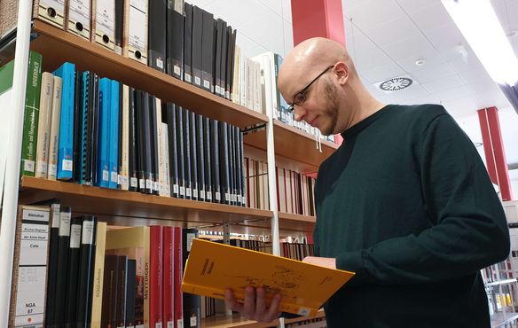 Archivar Uwe Heizmann beim Sichten alter Kirchenunterlagen.