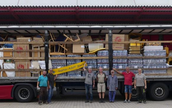 Geschafft: Der große Lkw ist beladen. Jetzt kann der Fahrer die Ladung in die Ukraine fahren.