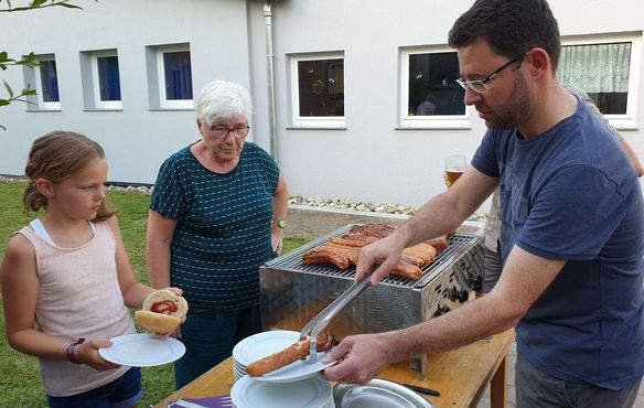 Markus Löw ist mit 42 Jahren aktuell jüngster Kirchengemeinderat in Meimsheim - und beim „Platztest" für den Grill zuständig.
