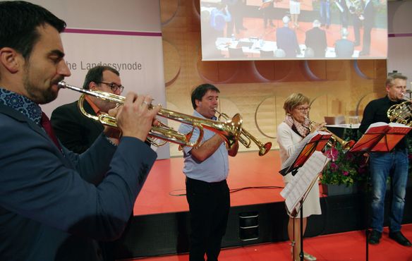 Musikalisch begann der dritte Beratungstag am Freitagmorgen: Synodale und Angehörige des Oberkirchenrates haben sich zu einer Bläsergruppe zusammengefunden.