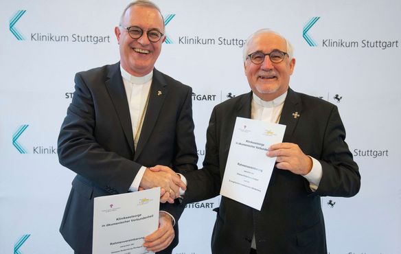 Die Rahmenvereinbarung ist unterzeichnet: Landesbischof Dr. h. c. Frank Otfried July (l.) und Bischof Dr. Gebhard Fürst.