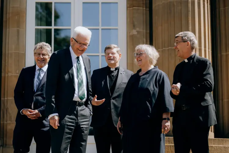 Im Bild (v.l.n.r.): Landesbischof Ernst‑Wilhelm Gohl (Evangelische Landeskirche in Württemberg), Ministerpräsident Winfried Kretschmann, Erzbischof Stephan Burger (Erzdiözese Freiburg), Landesbischöfin Prof. Dr. Heike Springhart (Evangelische Landeskirche in Baden), Bischof Dr. Klaus Krämer (Diözese Rottenburg‑Stuttgart)