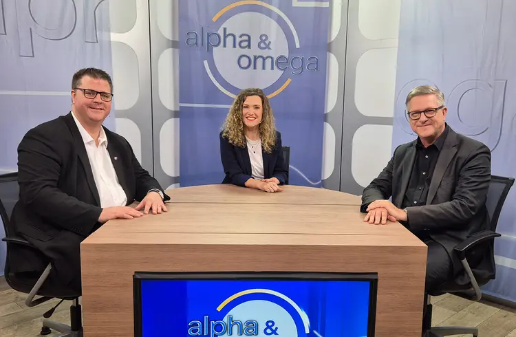 von links nach rechts: Christian Schuler, Moderatorin Juliane Eberwein und Frank Brettschneider