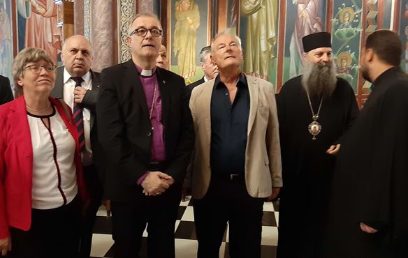Auch der serbisch-orthodoxe Bischof Porphyrius  (2.v.r.) empfing die württembergische Delegation.