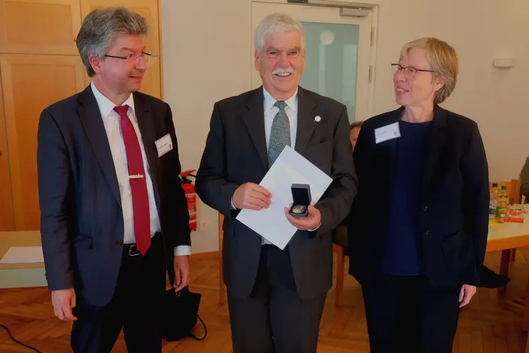 v.l.n.r. Dekan Dr. Martin Hauff, Kurt König, Prälatin Gabriele Wulz v.l.n.r. Dekan Dr. Martin Hauff, Kurt König, Prälatin Gabriele Wulz