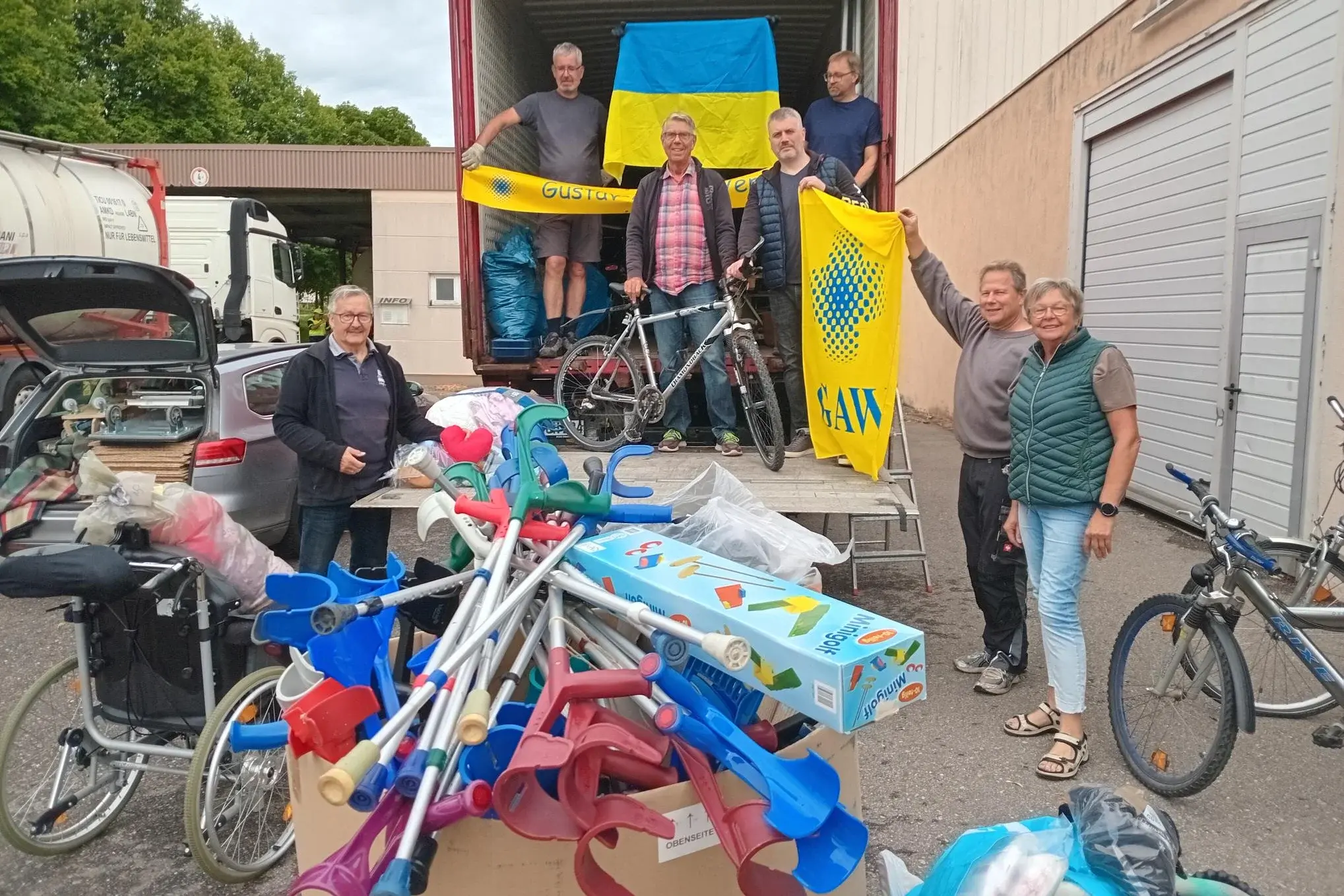 Beladung der vom Andrea-Gymnasium in Herrenberg gesammelten Hilfsgüter am Depot in Bönnigheim