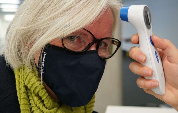 Sabine Foth, Präsidentin der Landessynode, bei der Temperaturmessung am Eingang.