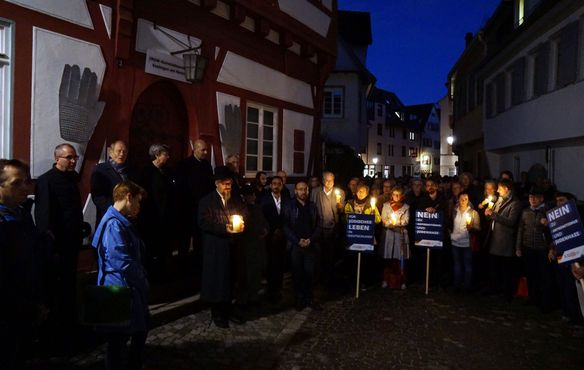 Mit Kerzen und Plakaten gegen den Hass: die Teilnehmer der Solidaritätsaktion vor der Esslinger Synagoge.