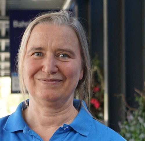 Antje Weber leitet die Bahnhofsmission Stuttgart. Sie erzählt, wie lange es dauert, Vertrauen zu den Menschen aufzubauen, die sich am Bahnhof aufhalten.