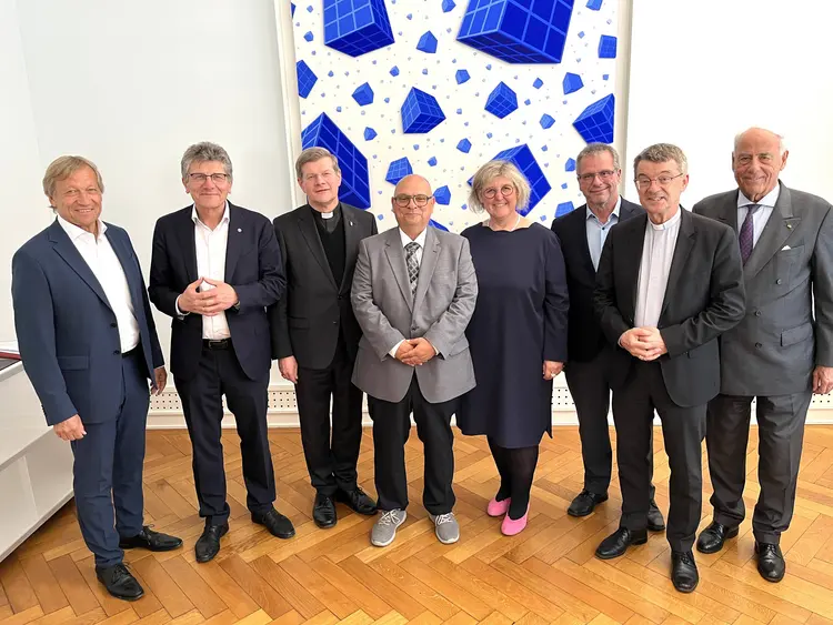 Im Bild v.l.n.r.:
Gert Rudolph (Präsident des BSB Nord), Landesbischof Ernst-Wilhelm Gohl (Württemberg), Erzbischof Stephan Burger (Freiburg) Jürgen Scholz (LSVBW-Präsident), Landesbischöfin Prof. Dr. Heike Springhart (Baden), Andreas Felchle (WLSB-Präsident), Bischof Dr. Klaus Krämer (Rottenburg-Stuttgart), Gundolf Fleischer (Präsident des BSB Freiburg)