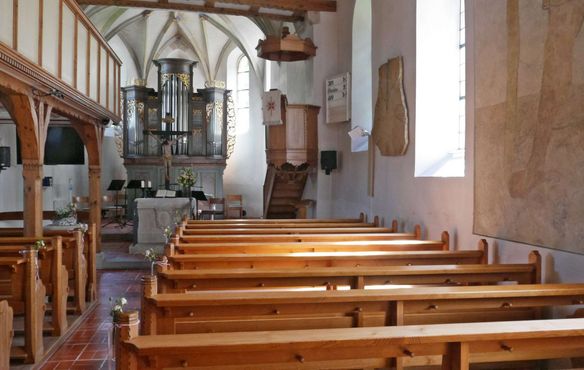 Im Innenraum der Kirche, Blick auf die Orgel. 