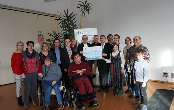 60.000 Euro gingen an die Evangelische Kirchengemeinde Münsingen für ihr Projekt „Vielfalt entdecken“.