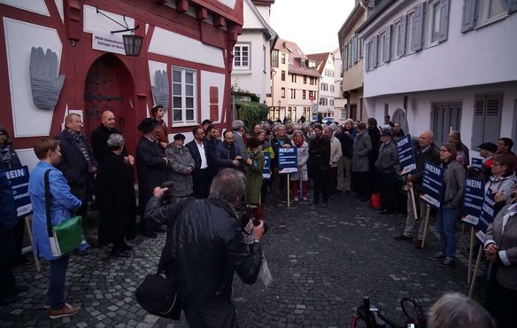 Ab 19 Uhr hatten sich am Donnerstag insgesamt rund 150 Menschen vor der Synagoge in der Esslinger Innenstadt versammelt, um nach dem Terroranschlag in Halle ihre Solidarität mit den jüdischen Gemeinden in Deutschland auszudrücken.