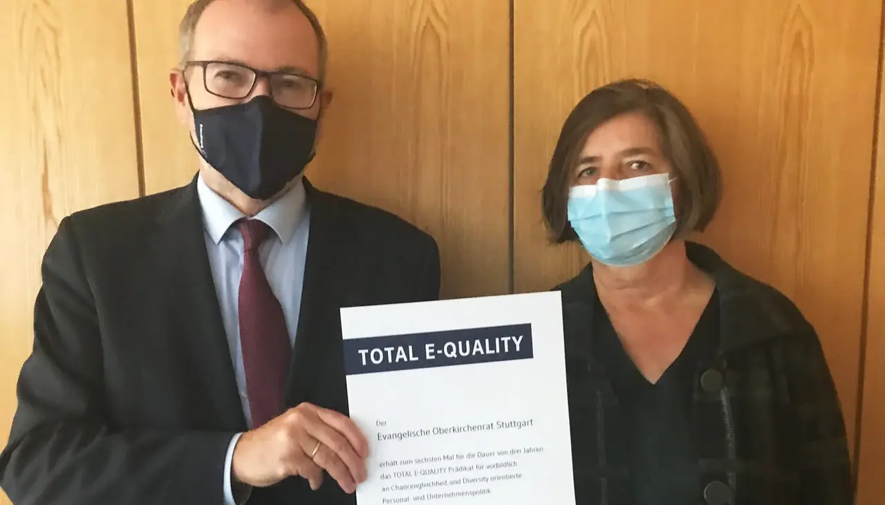 Der Direktor des evangelischen Oberkirchenrats in Stuttgart, Stefan Werner, und die Beauftragte für Chancengleichheit, Ursula Kress, mit der Total E-Quality Urkunde.