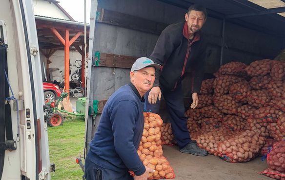 Weil Essen knapp ist, werden in das ganze Land Kartoffeln geliefert.