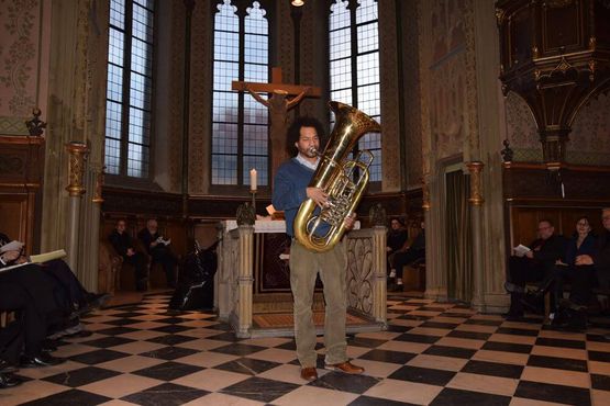 Matthew Bookert begleitete mit seiner Tuba die Preisverleihung musikalisch.