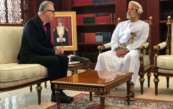 Sayyid Haitham bin Tariq Al Said, Kulturminister des Omans, im Gespräch mit Landesbischof July.